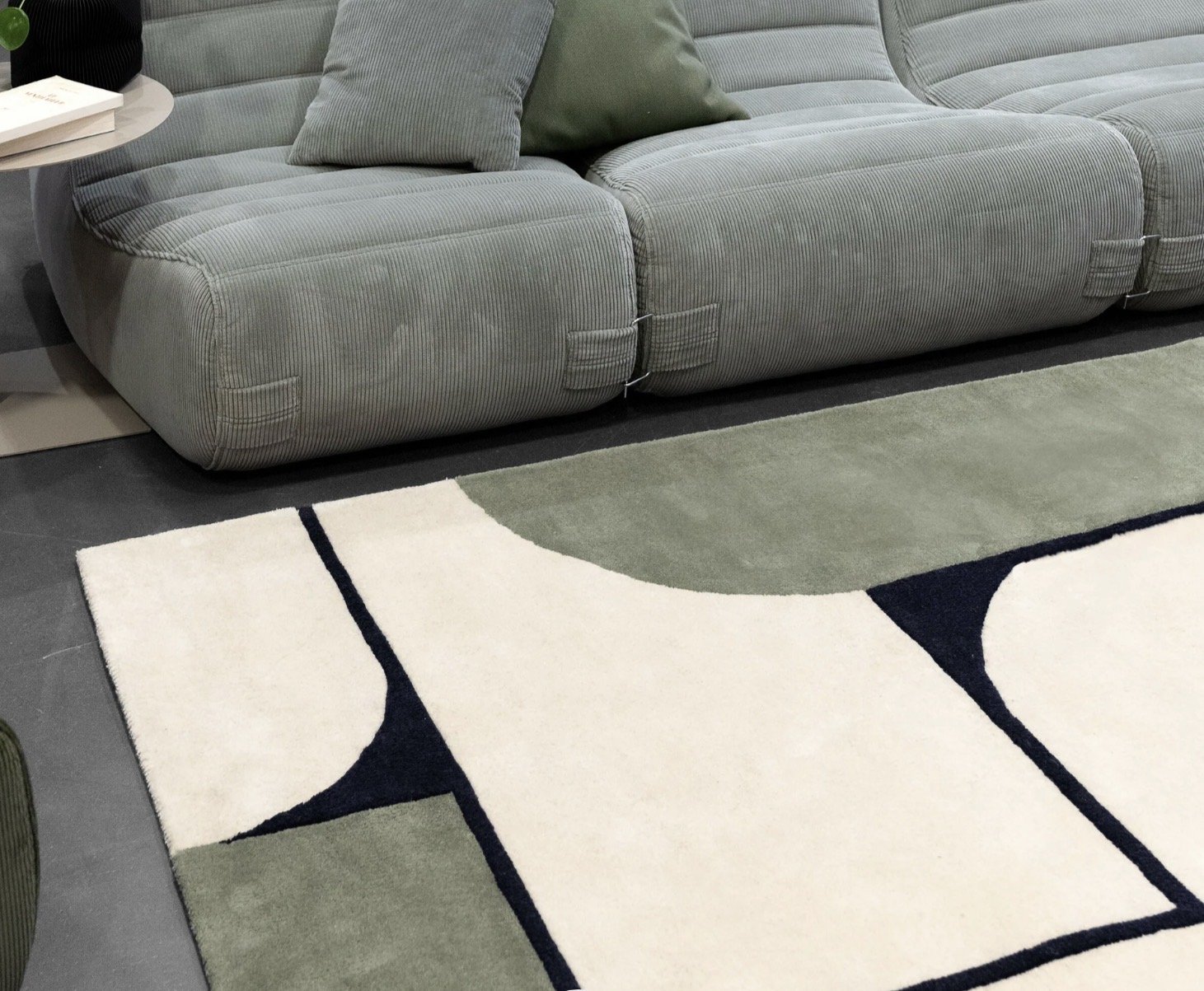 Tapis kaki et blanc